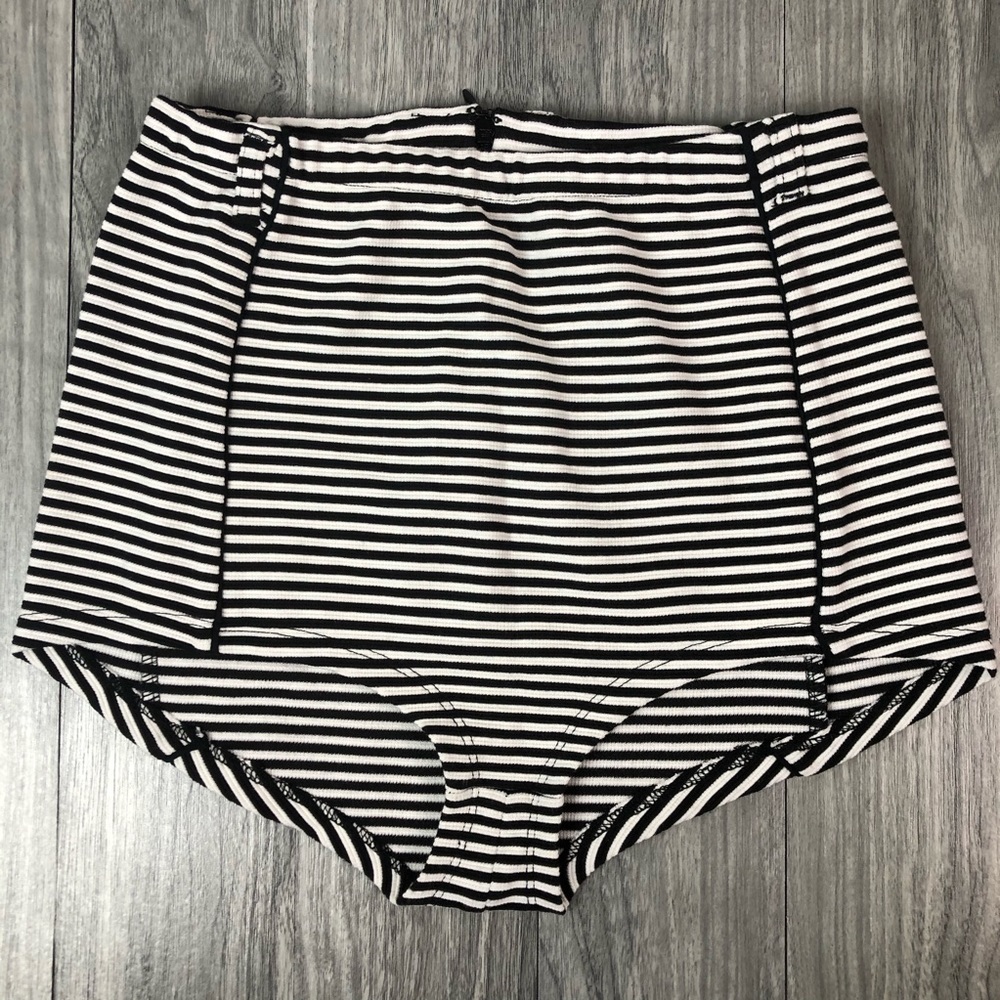 Pin-up style high waist nautical stripe shorts